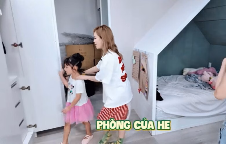 Phòng ngủ 50 tỷ của Ngọc Trinh: Tivi, gương lạ và không gian riêng tư được bảo vệ嚴 ngặt Phòng riêng của Ngọc Trinh trong biệt thự 50 tỷ: Có ghế tình yêu, gương chiếu thẳng xuống giường, phòng tắm không cửa - 21