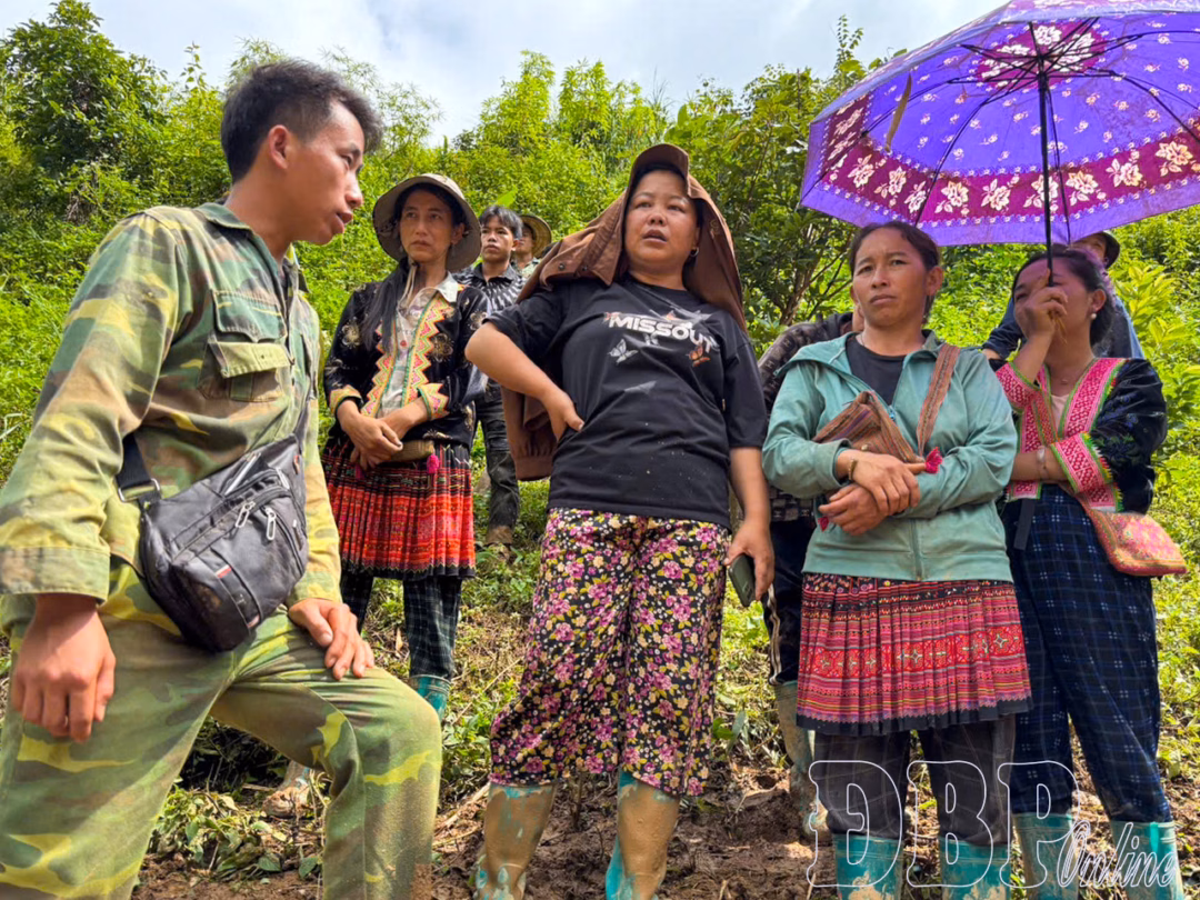 Trưởng bản Mùa A Thi trao đổi với người dân trong bản Háng Pu Xi.