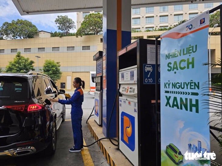Cửa hàng xăng dầu trên đường Lê Văn Sỹ đặt biển "Xăng E10 - thân thiện với môi trường" ở vị trí dễ quan sát để tăng nhận diện - Ảnh: NHẬT XUÂN