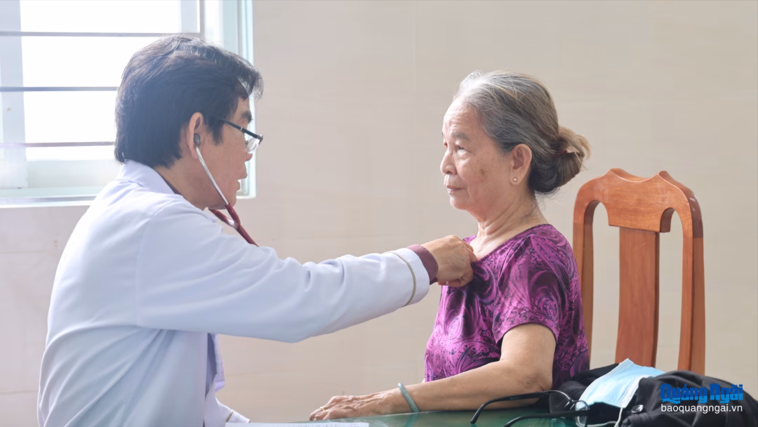 Bác sĩ thăm khám cho người dân.