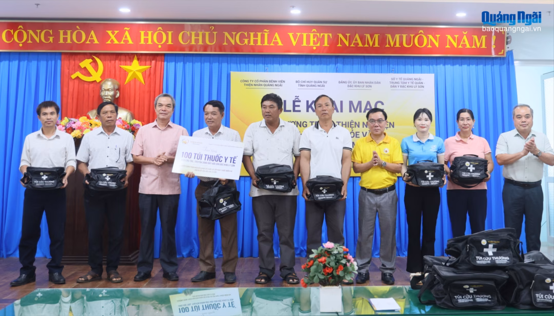Bệnh viện Thiện Nhân Quảng Ngãi tặng 100 túi thuốc y tế cho ngư dân đặc khu Lý Sơn.
