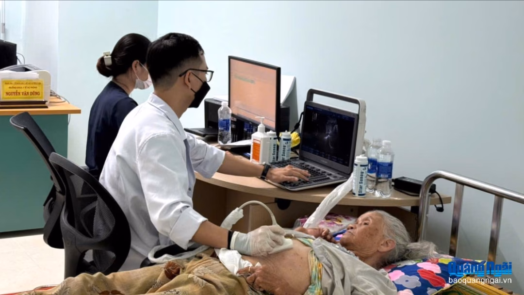 Các y, bác sĩ thực hiện siêu âm cho người dân để phát hiện sớm các dấu hiệu bất thường về sức khỏe.