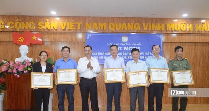 Lễ trao Bằng khen cho c&aacute;c tập thể v&agrave; c&aacute; nh&acirc;n xuất sắc