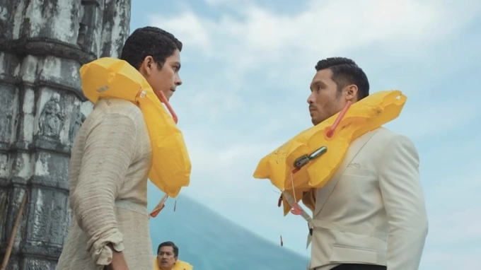 Cảnh h&agrave;i hước trong video Safetynovela, thể hiện ba nh&acirc;n vật trong một t&igrave;nh huống bất ngờ