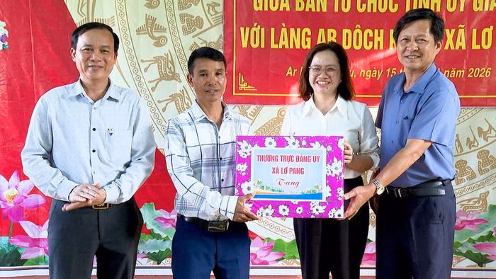 Đảng ủy, HĐND, UBND x&atilde; Lơ Pang trao qu&agrave; động vi&ecirc;n l&agrave;ng Ar D&ocirc;ch Kơ Tu