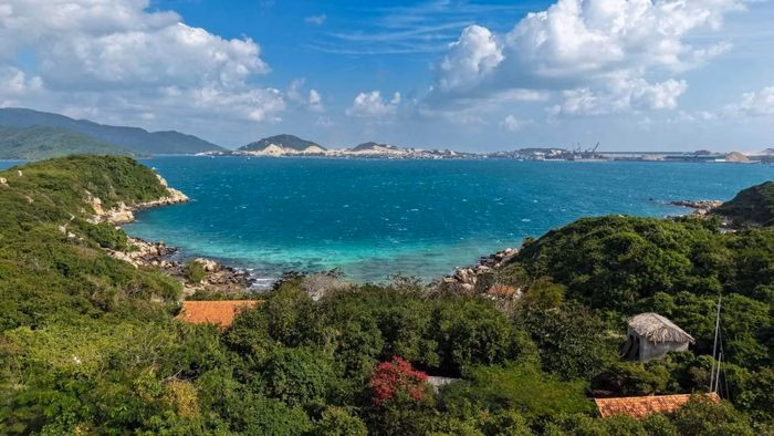 Đường trekking tr&ecirc;n đảo C&aacute; Voi