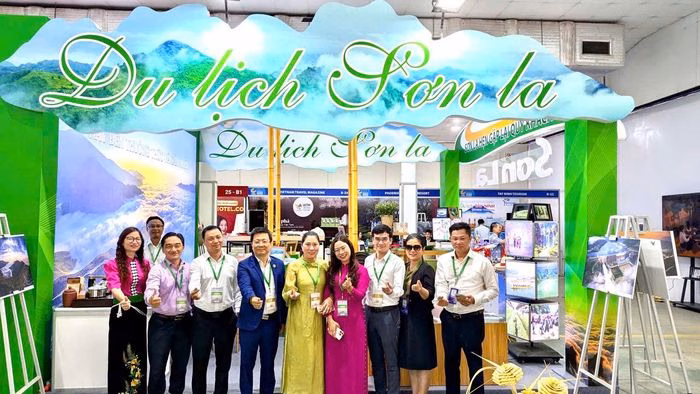 Đại biểu tham quan gian h&agrave;ng Sơn La tại hội chợ du lịch