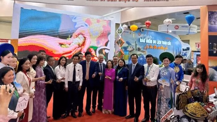 Đại biểu tham quan kh&ocirc;ng gian li&ecirc;n kết Đ&agrave; Nẵng - Huế - Quảng Trị