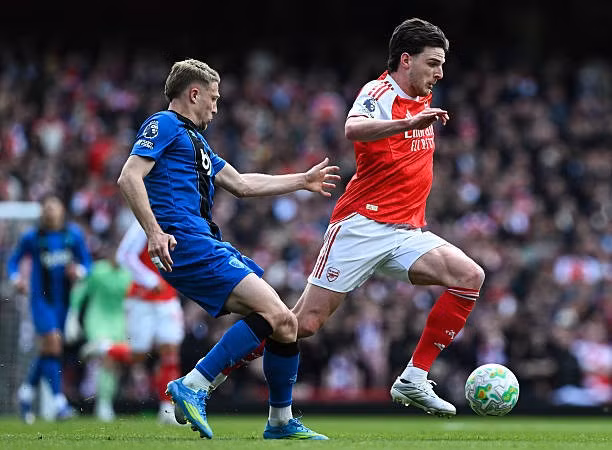 Declan Rice tung c&uacute; s&uacute;t xa nguy hiểm