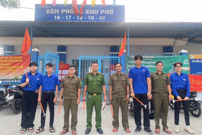 Lực lượng C&ocirc;ng an phường B&igrave;nh T&acirc;n ra qu&acirc;n chỉnh trang đ&ocirc; thị