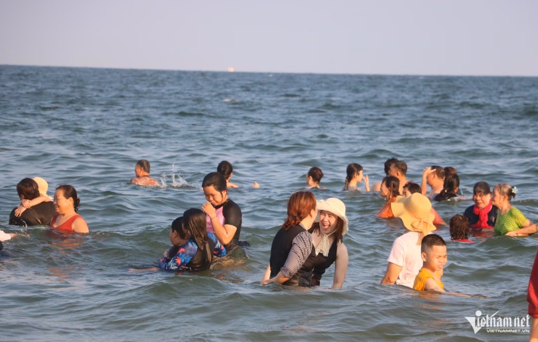 Trẻ em vui chơi tại b&atilde;i biển Vũng T&agrave;u buổi chiều