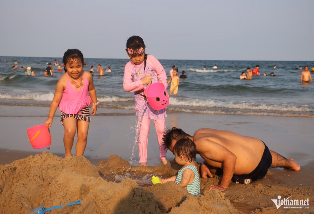 Trẻ em vui chơi tr&ecirc;n b&atilde;i c&aacute;t Vũng T&agrave;u