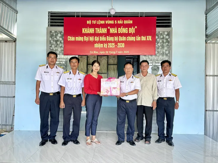 Thượng tá Phạm Khắc Đông, Chính ủy Trung tâm Bảo đảm Kỹ thuật - Hậu cần tặng quà động viên gia đình quân nhân trong dịp khánh thành nhà mới.