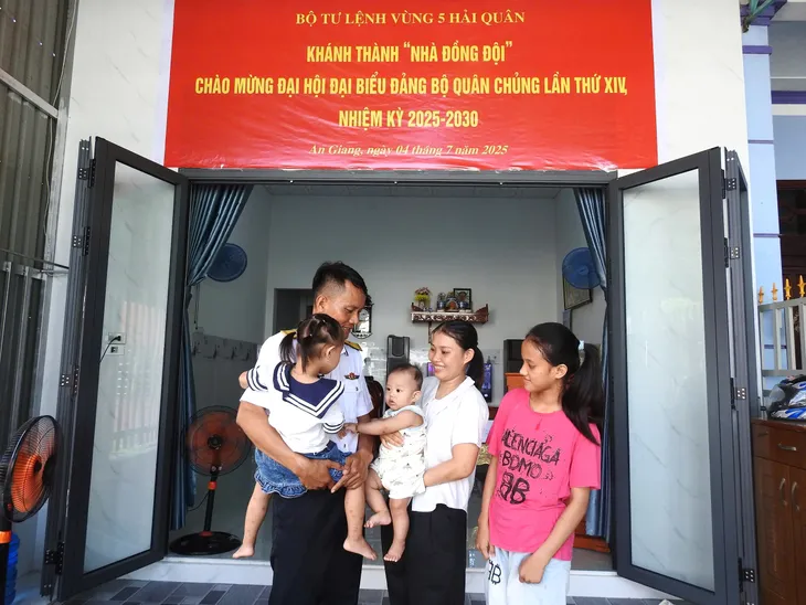 Niềm vui của gia đình quân nhân trong ngày đón nhận Nhà đồng đội.