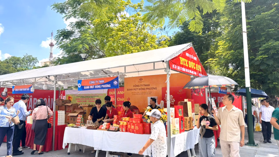 Các gian hàng thu hút người dân thăm quan và mua sắm.