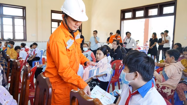 Hướng dẫn các giải pháp tiết kiệm điện Cán bộ, công nhân viên EVNSPC hướng dẫn các em học sinh thực hiện các giải pháp tiết kiệm điện