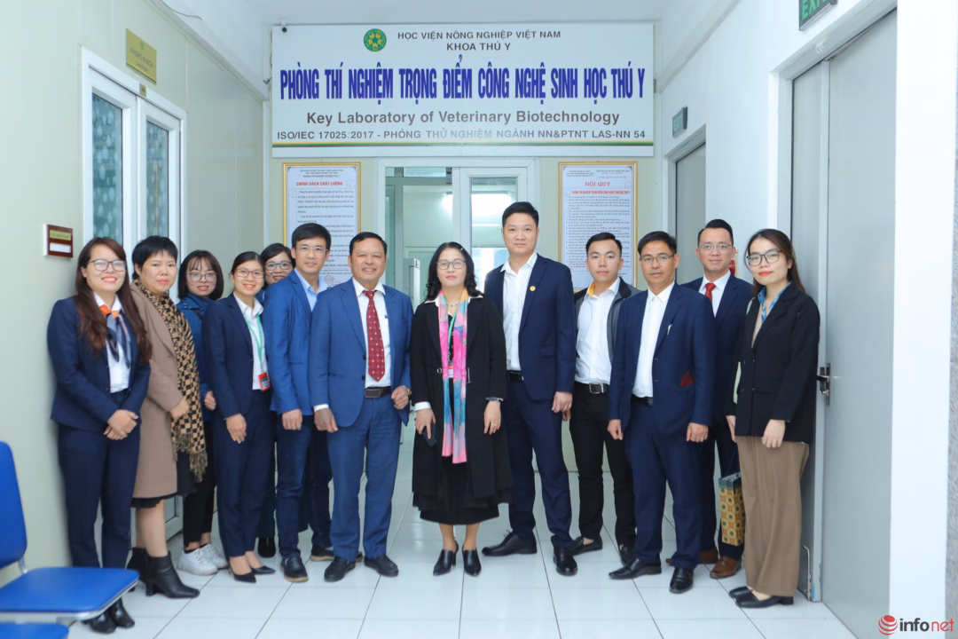 Giáo sư Nguyễn Thị Lan cùng các cộng sự tại Phòng thí nghiệm trọng điểm Công nghệ sinh học Thú y
