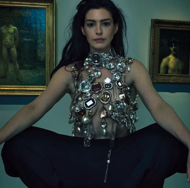 Anne Hathaway chuẩn bị tái xuất màn ảnh với vai diễn một ngôi sao nhạc pop lấy cảm hứng từ phong cách của Taylor Swift Anne Hathaway chuẩn bị tái xuất màn ảnh với vai diễn một ngôi sao nhạc pop lấy cảm hứng từ phong cách của Taylor Swift