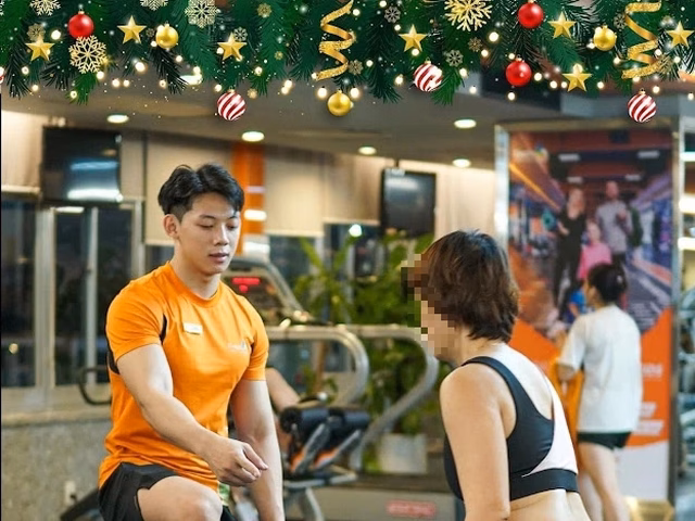Huấn luyện viên hướng dẫn cho người tập
