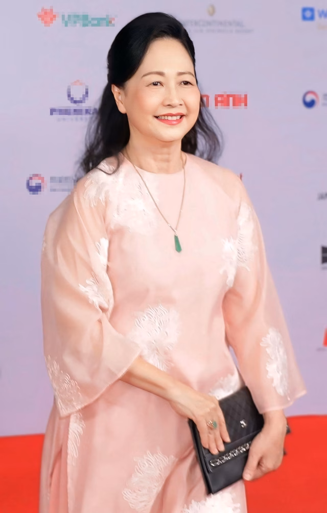 NSND Như Quỳnh hạnh phúc bên gia đình