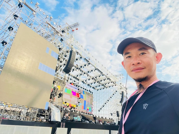 Anh Đức Dũng làm việc trong live show Tri âm của Mỹ Tâm