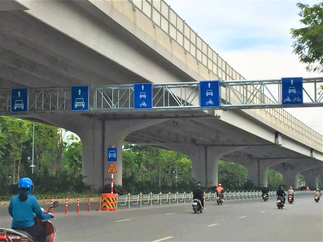 Hà Nội triển khai phân làn đường trên Phạm Văn Đồng Hà Nội triển khai phân làn đường trên Phạm Văn Đồng