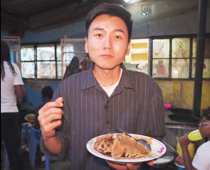 Khoai Lang Thang và bữa tiệc 'nhớ đời' ở khu ổ chuột Kenya Châu Phi Khoai Lang Thang trong buổi nấu ăn cho trẻ em Kenya