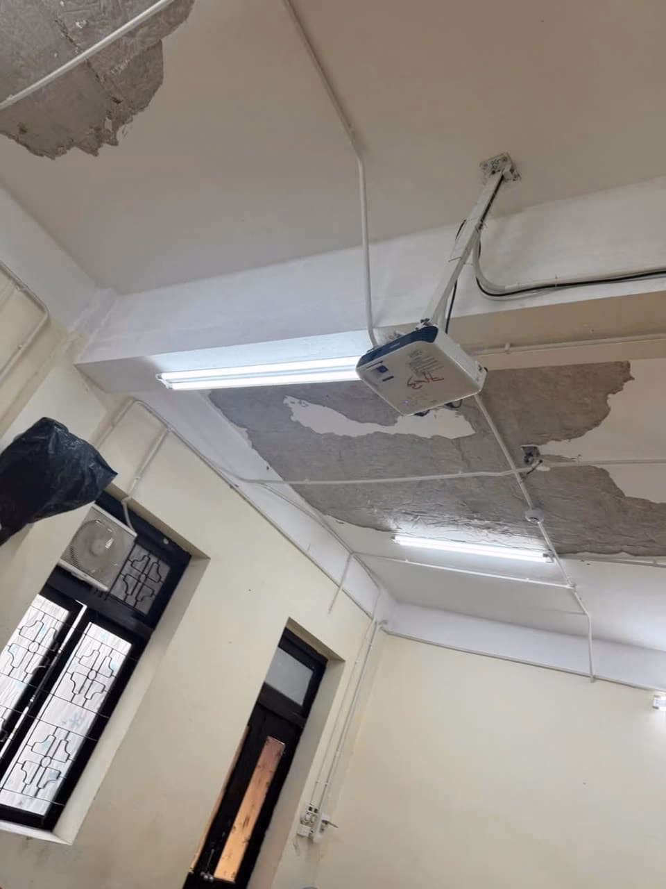 Vữa tran lop hoc.jpg Vữa trần lớp học rơi thành mảng lớn trước khi trường cho róc toàn bộ