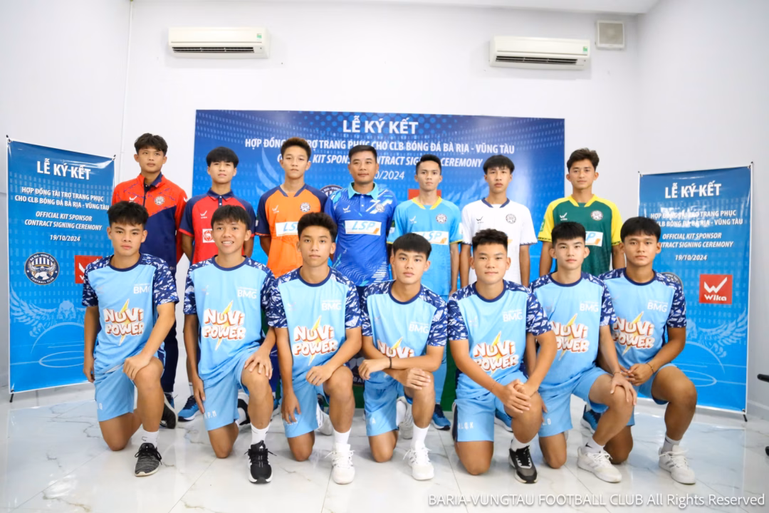 Con trai của C tiền thủng ải tập huấn luyện tập tại Gremio Brazil