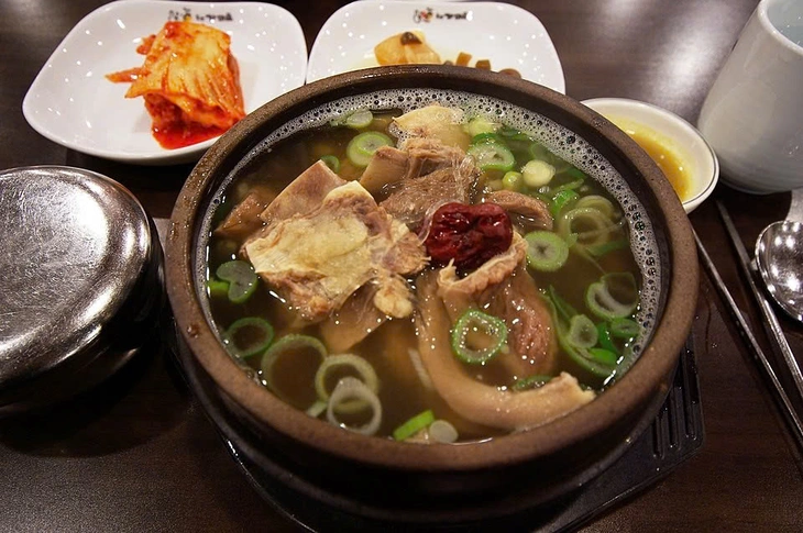 Người Hàn Quốc ăn canh nóng vào ngày oi nồng Người Hàn Quốc ăn canh nóng vào ngày oi nồng