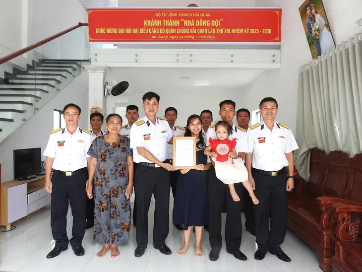 Bàn giao 'Nhà đồng đội' cho các gia đình quân nhân có hoàn cảnh khó khăn