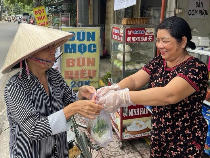 Cô Hồng và con gái Cô Hồng và con gái