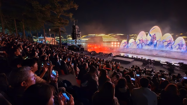 Hàng ngàn người dân địa phương và du khách được thưởng thức miễn phí show biểu diễn thực cảnh 'Sử thi Âu Lạc' Hàng ngàn người dân địa phương và du khách được thưởng thức miễn phí show biểu diễn thực cảnh 'Sử thi Âu Lạc'