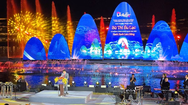 Show thực cảnh 'Sử thi Âu Lạc' thu hút hàng ngàn người dân và du khách Show thực cảnh 'Sử thi Âu Lạc' thu hút hàng ngàn người dân và du khách