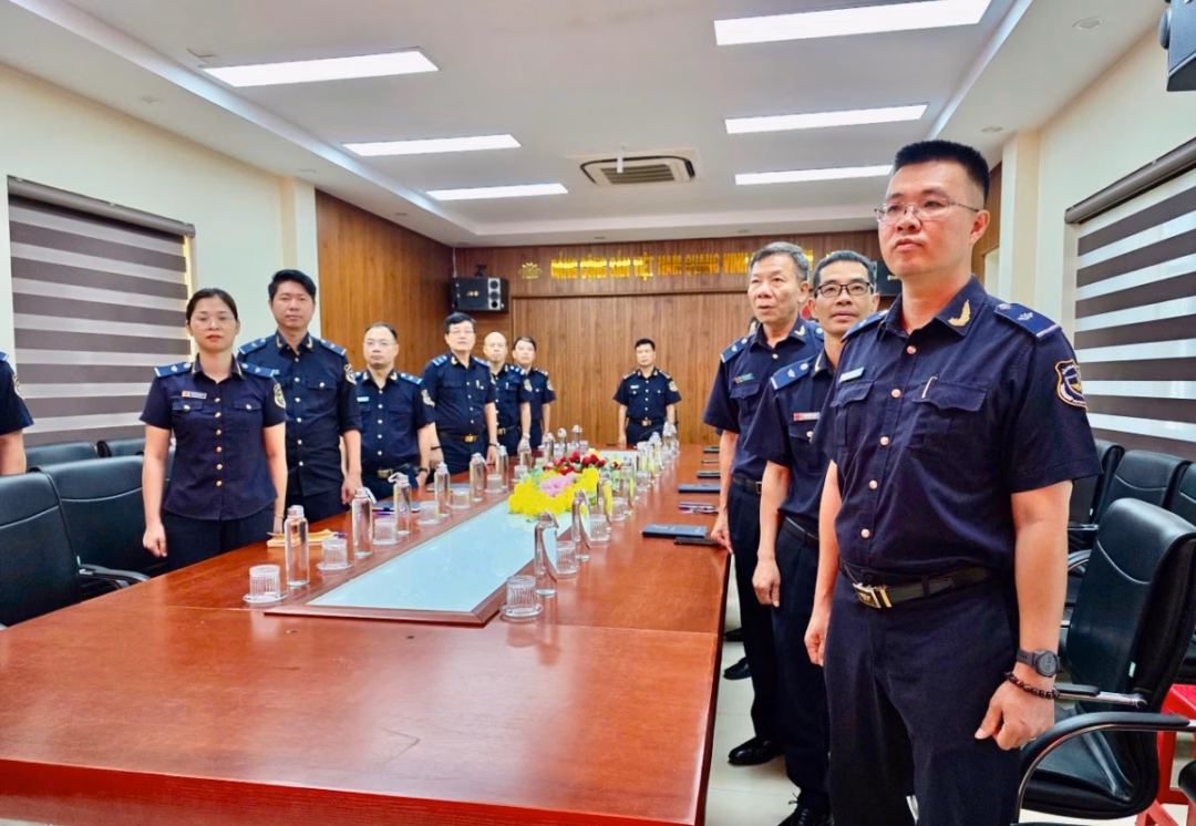 Cán bộ Hải quan Thái Bình trong buổi lễ chào cờ và sinh hoạt dưới cờ. Cán bộ Hải quan Thái Bình trong buổi lễ chào cờ và sinh hoạt dưới cờ.