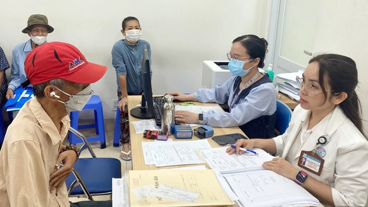 Chăm sóc cuối đời: Trao quyền cho người bệnh với tâm lý bình yên Bệnh nhân thăm khám tại Trung tâm ung bướu Bệnh viện Chợ Rẫy (TP.HCM) - Ảnh: XUÂN MAI