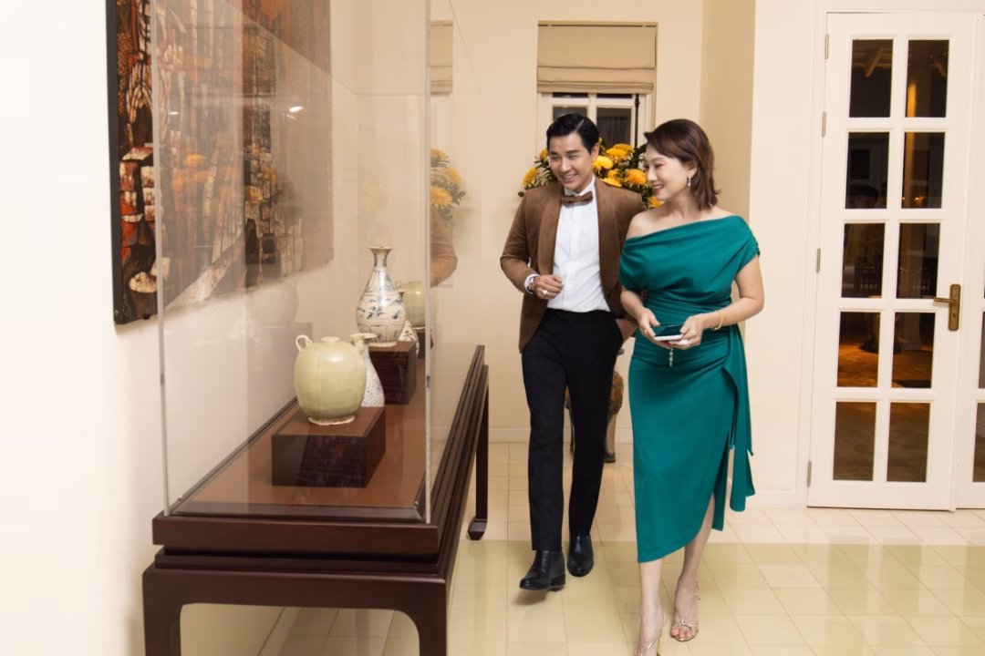 MC Nguyên Khang và nghệ sĩ Mỹ Uyên tại phòng trưng bày các hiện vật của một số thời kỳ độc lập tự chủ trong lịch sử phong kiến Việt Nam, tiêu biểu là đồ gốm thời Lý - Trần.