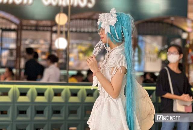 Cosplay – Hóa thân vào nghệ thuật: Hành trình vượt qua định kiến và áp lực Một bạn nữ với hóa trang nhân vật mình yêu thích “đi dạo” tại sự kiện cosplay.