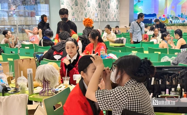 Cosplay – Hóa thân vào nghệ thuật: Hành trình vượt qua định kiến và áp lực Các bạn trẻ tụ tập tại một góc quán tại một trung tâm thương mại ở Tp.HCM để hóa trang chuẩn bị cho sự kiện cosplay.