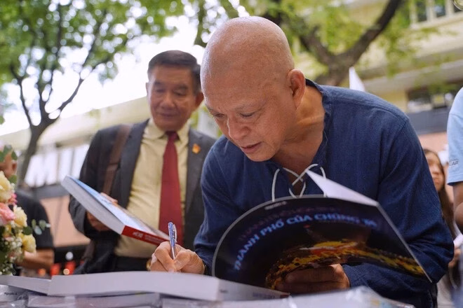 Giới thiệu tập sách ảnh về chiến thắng và thành phố hòa bình tại Đường sách TP.HCM biên niên sử’ TP.HCM ảnh 3
