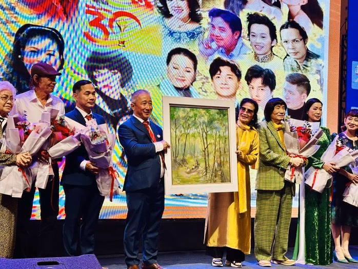 NSND Trà Giang tặng bức tranh sơn mài do bà vẽ cho chương trình "Mai Vàng tri ân"