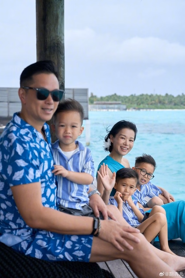 Gia đình Hồ Hạnh Nhi cùng nhau đi nghỉ ở Maldives. Ảnh: Weibo