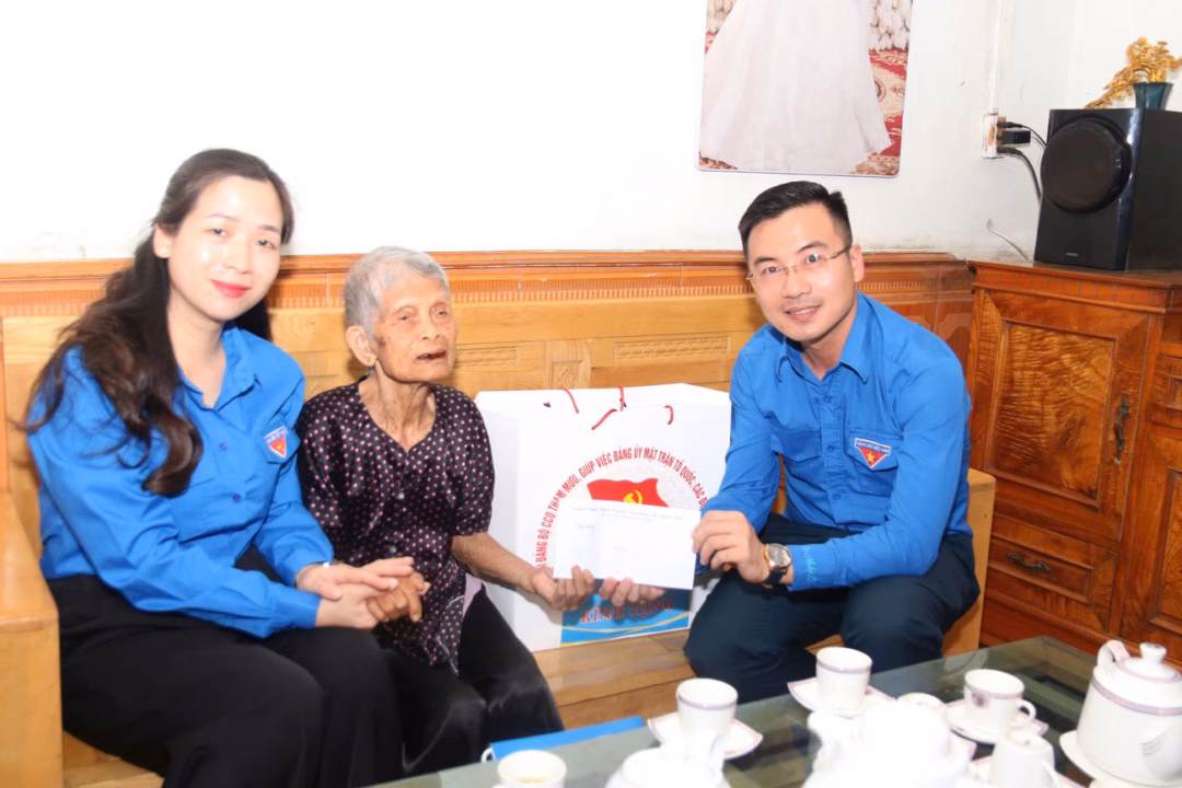 Trung ương Mặt trận Tổ quốc và các đoàn thể thắp nến tri ân anh hùng liệt sĩ tại Tuyên Quang Đoàn công tác đã tặng quà 50 hộ gia đình có công với cách mạng.
