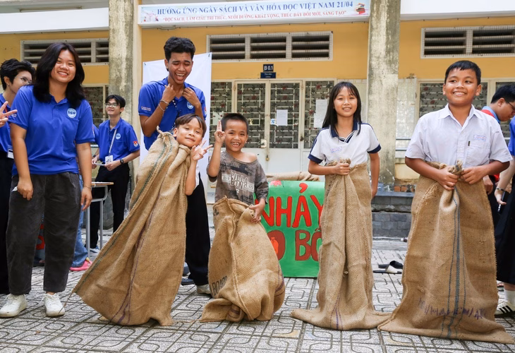 Các em nhỏ thích thú tham gia các trò chơi dân gian - Ảnh: THẢO LÊ