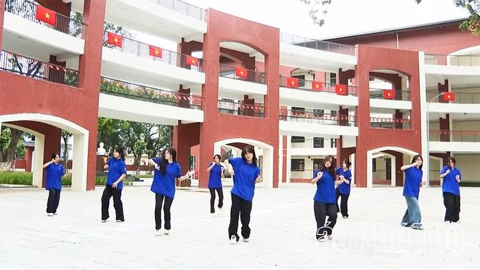 C&acirc;u lạc bộ Nhảy Trường THPT Trần Ph&uacute; trong buổi tập