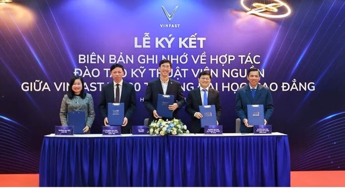 Đại học Sao Đỏ hợp t&aacute;c với VinFast đ&agrave;o tạo kỹ thuật vi&ecirc;n &ocirc; t&ocirc; điện