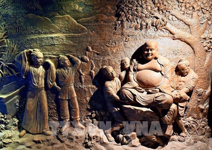 Đi&ecirc;u khắc nội thất t&aacute;i hiện đời sống tinh thần Bảy N&uacute;i