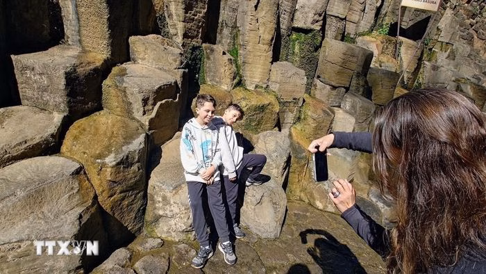 Ho&agrave;ng h&ocirc;n nhuộm v&agrave;ng c&aacute;c cột đ&aacute; v&agrave; mặt nước