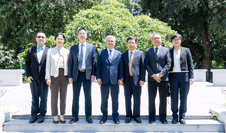 Tổng thư k&yacute; Chea Vuthy chụp ảnh c&ugrave;ng đo&agrave;n đại biểu Trung Quốc tại Phnom Penh