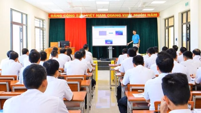 Đại diện C&ocirc;ng ty Hưng Ph&aacute;t hướng dẫn sử dụng m&agrave;n h&igrave;nh tương t&aacute;c HORION tại Học viện Hải qu&acirc;n